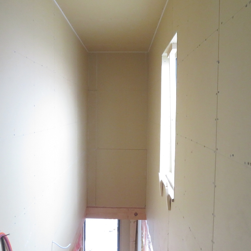 階段上の天井と内壁ボードを貼る。