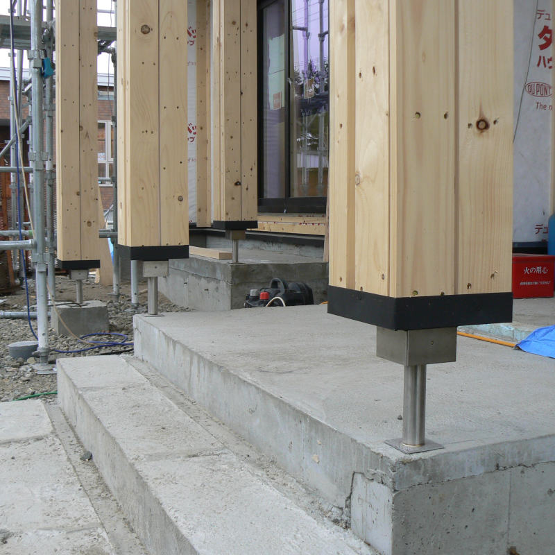 玄関柱の鉄板成形が完了する。