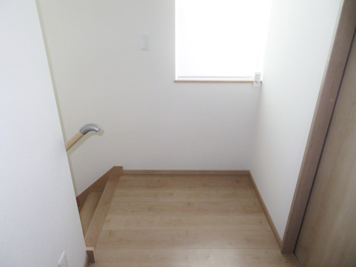 階段降り口の採光と右に物入室